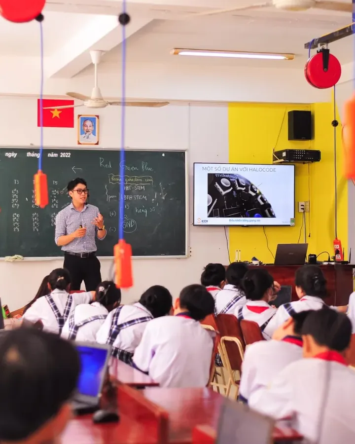 Học sinh làm bài trên lớp